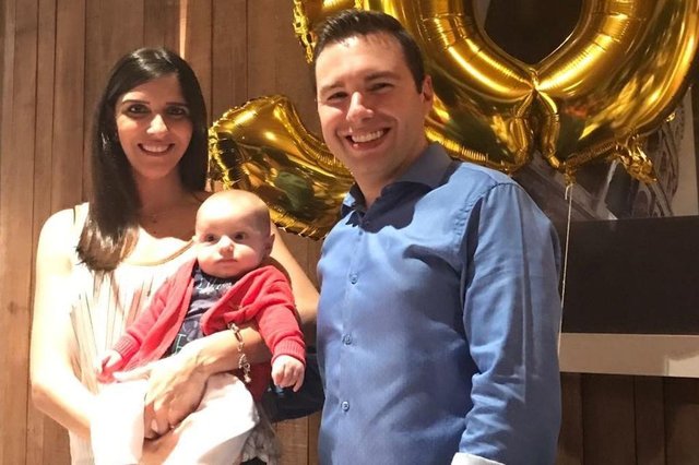 Pâmela Machado comemorando seu aniversário com a filhota Lívia e o marido Diego Machado. Feliz aniversário. Pâmela Machado comemorando seu aniversário com a filhota Lívia e o marido Diego Machado. Feliz aniversário.