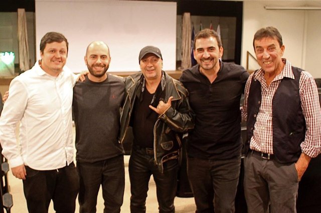 Na abertura do evento, André Gevaerd, diretor de produção do JISFF, Edson Burg, coordenador do curso de cinema da Unisociesc, Eduardo Paredes, diretor do filme convidado Novembrada, Alceu Bett, diretor geral do JISFF, Lula Araújo, operador de steadicam que ministra os workshops. Na abertura do evento, André Gevaerd, diretor de produção do JISFF, Edson Burg, coordenador do curso de cinema da Unisociesc, Eduardo Paredes, diretor do filme convidado Novembrada, Alceu Bett, diretor geral do JISFF, Lula Araújo, operador de steadicam que ministra os workshops.
