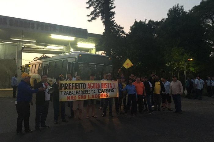 rodoviários fazem protesto em frente à Carris rodoviários fazem protesto em frente à Carris