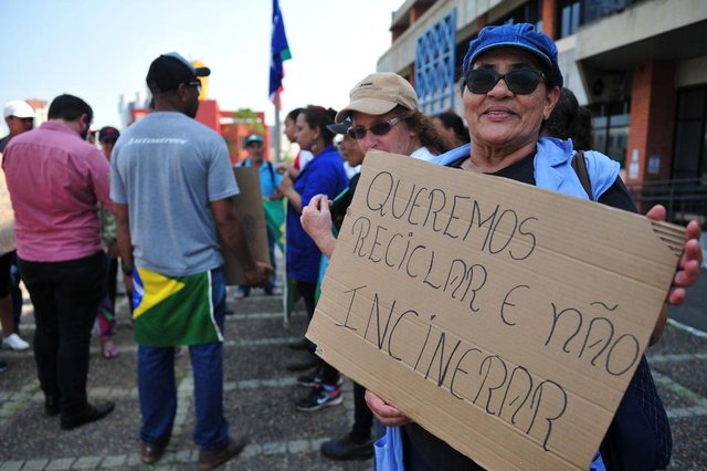 JOINVILLE,SC,BRASIL,22-09-2017.Trabalhadores na area de reciclagem fazem protesto na prefeitura de Joinville.Iraide Ribeiro de Paula da Costa.(Foto:Salmo Duarte/A Notícia) JOINVILLE,SC,BRASIL,22-09-2017.Trabalhadores na area de reciclagem fazem protesto na prefeitura de Joinville.Iraide Ribeiro de Paula da Costa.(Foto:Salmo Duarte/A Notícia)