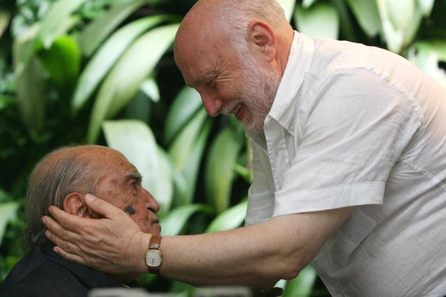 não_publicadaOSCAR NIEMEYER COMEMORA SEU CENTENÁRIO DE VIDA ENTRE AMIGOS E PARENTESRJ - NIEMEYER/100 ANOS - CIDADES - O arquiteto Oscar Niemeyer recebe a visita do escritor Domenico de Masi, durante a comemoração aos seus 100 anos de vida, na casa das Canoas, em São Conrado, zona sul do Rio de Janeiro. 15/12/2007 - Foto: MÁRCIO MERCANTE/AGÊNCIA O DIA/AE Fonte: AE Fotógrafo: MÁRCIO MERCANTE não_publicadaOSCAR NIEMEYER COMEMORA SEU CENTENÁRIO DE VIDA ENTRE AMIGOS E PARENTESRJ - NIEMEYER/100 ANOS - CIDADES - O arquiteto Oscar Niemeyer recebe a visita do escritor Domenico de Masi, durante a comemoração aos seus 100 anos de vida, na casa das Canoas, em São Conrado, zona sul do Rio de Janeiro. 15/12/2007 - Foto: MÁRCIO MERCANTE/AGÊNCIA O DIA/AE Fonte: AE Fotógrafo: MÁRCIO MERCANTE