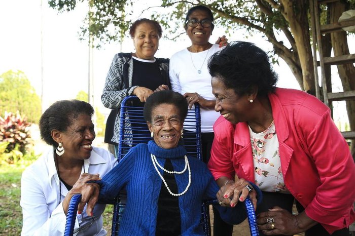  

NOVO HAMBURGO, RS, BRASIL - 01-09-2017 - As lições de vida de Maria Emília de Mendonça, a vovó de 101 anos de Novo Hamburgo. Filhas: Nerci Joana, (vermelho) 
Marli (branco, estava agachada) Marlene (óculos) Valcira (a adotiva)  (FOTO: BRUNO ALENCASTRO/AGÊNCIA RBS)
Indexador: Bruno Alencastro