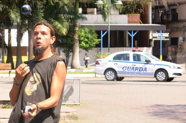 Um grupo de artistas de rua se reuniu no início da tarde desta sexta-feira em Joinville para realizar o que eles chamaram de aulão público de malabares em protesto às recentes afirmações do secretário de Assistência Social, Vagner Ferreira de Oliveira. Um grupo de artistas de rua se reuniu no início da tarde desta sexta-feira em Joinville para realizar o que eles chamaram de aulão público de malabares em protesto às recentes afirmações do secretário de Assistência Social, Vagner Ferreira de Oliveira.