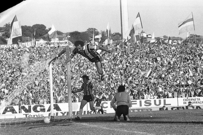  

O "gol do salto"
FINAL - Gre-Nal ¿ Campeonato Gaúcho de 1977.
Grêmio 1 x 0 Inter
Grêmio Campeão Gaúcho de 1977.
Depois de oito anos, o Grêmio, ao vencer o Inter por 1 a
0, no dia 25/09/1977, no Olímpico, sagrou-se campeão gaúcho. 
André Catimba, aos 42 minutos do primeiro tempo, fez o gol. Na comemoração, ¿o gol do salto¿, acabou se machucado.
Um tumulto no fim do Gre-Nal antecipou o término da partida.
Árbitro:  Luiz Torres (levou uma voadora nas costas).
Tocida:  torcedores exaltados pularam o fosso e invadiram o campo.
-
#ENVELOPE: 122820