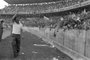 

FINAL - Gre-Nal ¿ Campeonato Gaúcho de 1977.
Grêmio 1 x 0 Inter
Grêmio Campeão Gaúcho de 1977.
Depois de oito anos, o Grêmio, ao vencer o Inter por 1 a
0, no dia 25/09/1977, no Olímpico, sagrou-se campeão gaúcho. 
André Catimba, aos 42 minutos do primeiro tempo, fez o gol. Na comemoração, ¿o gol do salto¿, acabou se machucado.
Um tumulto no fim do Gre-Nal antecipou o término da partida.
Árbitro:  Luiz Torres (levou uma voadora nas costas).
Tocida:  torcedores exaltados pularam o fosso e invadiram o campo.
técnico do grêmio: telê santana
-
#ENVELOPE: 122820