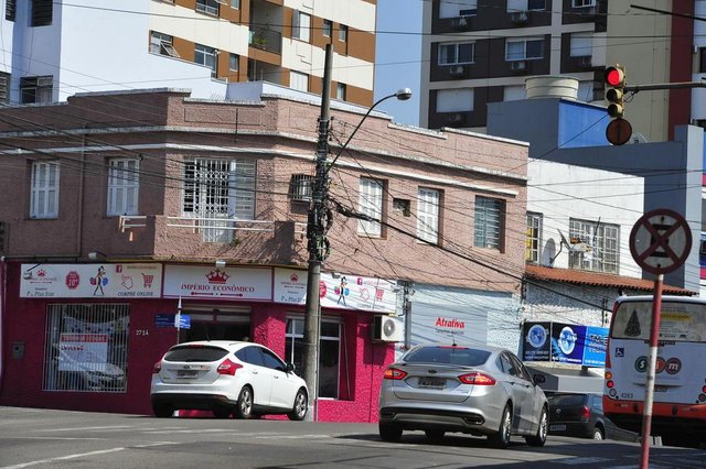  SANTA MARIA, RS, BRASIL. 21/09/2017.Infra&ccedil;&otilde;es de tr&acirc;nsito mais recorrentes no centro de Santa Maria. Na Foto: Carro passa no sinal vermelho, rua general neto.FOTO: GABRIEL HAESBAERT / NEWCO DSM