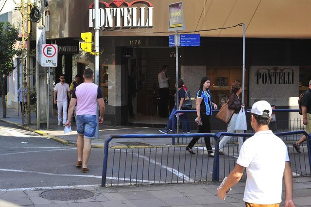  SANTA MARIA, RS, BRASIL. 21/09/2017.Infra&ccedil;&otilde;es de tr&acirc;nsito mais recorrentes no centro de Santa Maria. Na Foto: Rua Floriano Peixoto esquina com a Rua Dr. Bozanoz 5) Pessoas atravessando a faixa quando o sinal est&aacute; verde para carros e vermelha para pedestreFOTO: GABRIEL HAESBAERT / NEWCO DSM