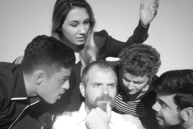 Nem bem se recuperou da estreia do filme Mal-amados, baseado em uma peça sua e do qual é produtora, a Cia. Rústico Teatral abre as cortinas do galpão da Ajote para estrear peça nova. O grupo de Joinville amplia seu repertório com Se o Brasil é por nós... (foto), que tem suas primeiras sessões neste sábado e domingo, às 20 horas. E o faz se inspirando nas turbulências e incertezas que cercam a política brasileira e o futuro do País, dando ao espetáculo dirigido por Samuel Kühn um forte acento de atualidade. Questões filosóficas se juntam aos temas das reformas da previdência e trabalhista na história do diretor de uma fabricante de cordas para instrumentos que contrata uma empresa de consultaria para salvá-lo da falência. Entra em cena a equipe, que usa de criatividade para encontrar soluções imediatas tanto para a fábrica quanto para o País. Os ingressos, a R$ 10 (inteira), serão vendidos na porta do teatro. Nem bem se recuperou da estreia do filme Mal-amados, baseado em uma peça sua e do qual é produtora, a Cia. Rústico Teatral abre as cortinas do galpão da Ajote para estrear peça nova. O grupo de Joinville amplia seu repertório com Se o Brasil é por nós... (foto), que tem suas primeiras sessões neste sábado e domingo, às 20 horas. E o faz se inspirando nas turbulências e incertezas que cercam a política brasileira e o futuro do País, dando ao espetáculo dirigido por Samuel Kühn um forte acento de atualidade. Questões filosóficas se juntam aos temas das reformas da previdência e trabalhista na história do diretor de uma fabricante de cordas para instrumentos que contrata uma empresa de consultaria para salvá-lo da falência. Entra em cena a equipe, que usa de criatividade para encontrar soluções imediatas tanto para a fábrica quanto para o País. Os ingressos, a R$ 10 (inteira), serão vendidos na porta do teatro.