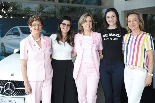 Elizabeth Fischer, Kelma Cristina de Araújo, Barbara Ziehmann, Alana Schwoelk e Lia Schutzler no brunch de lançamento do Outubro Rosa 2017. Na próxima terça-feira, às 19h30min acontece uma noite de celebração com o lançamento da coleção verão das lojas Princesa e Grendelli. A causa é nobre e terá a renda integral da venda de ingressos revertida para RFCC. Os ingressos estão à venda na DVA Automóveis Mercedes-Benz e na Princesa. Elizabeth Fischer, Kelma Cristina de Araújo, Barbara Ziehmann, Alana Schwoelk e Lia Schutzler no brunch de lançamento do Outubro Rosa 2017. Na próxima terça-feira, às 19h30min acontece uma noite de celebração com o lançamento da coleção verão das lojas Princesa e Grendelli. A causa é nobre e terá a renda integral da venda de ingressos revertida para RFCC. Os ingressos estão à venda na DVA Automóveis Mercedes-Benz e na Princesa.