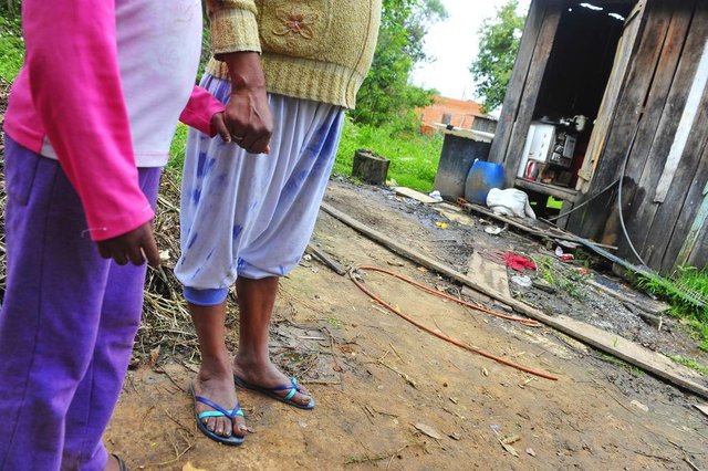  SANTA MARIA, RS, BRASIL. 19/09/2017Fam&iacute;lias que vivem em situa&ccedil;&atilde;o de vulnerabilidade social em Santa Maria.Nas fotos, ocupa&ccedil;&atilde;o da Portelinha, no Bairro Lorenzi e cozinha comunit&aacute;ria do Centro Esp&iacute;rita Fraternidade Chico Xavier que fica no bairro. Na foto: Roselaine Vidal Fagundes, 45 anosFOTO: GABRIEL HAESBAERT / NEWCO DSM
