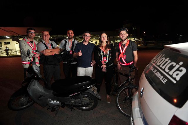 JOINVILLE,SC,BRASIL,12-09-2017.Teste Mobilidade.Jornal A Notícia levou uma equipe d3e reportagem para testar o trânsito e nosso meio de transporte municipal,o teste saiu do terminal Norte e chegou ao terminal Sul.E-D: Juliano de Souza,Salmo Duarte,Maycon Lammerhirt,Gean Balbinott,Gabriela Florencio e Hassan Farias de Souza.(Foto:Salmo Duarte/A Notícia) JOINVILLE,SC,BRASIL,12-09-2017.Teste Mobilidade.Jornal A Notícia levou uma equipe d3e reportagem para testar o trânsito e nosso meio de transporte municipal,o teste saiu do terminal Norte e chegou ao terminal Sul.E-D: Juliano de Souza,Salmo Duarte,Maycon Lammerhirt,Gean Balbinott,Gabriela Florencio e Hassan Farias de Souza.(Foto:Salmo Duarte/A Notícia)