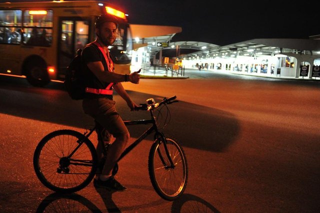 JOINVILLE,SC,BRASIL,12-09-2017.Teste Mobilidade.Jornal A Notícia levou uma equipe d3e reportagem para testar o trânsito e nosso meio de transporte municipal,o teste saiu do terminal Norte e chegou ao terminal Sul.Hassan Farias de Souza,fez o trajeto de bicicleta e foi o terceiro a chegar.(Foto:Salmo Duarte/A Notícia) JOINVILLE,SC,BRASIL,12-09-2017.Teste Mobilidade.Jornal A Notícia levou uma equipe d3e reportagem para testar o trânsito e nosso meio de transporte municipal,o teste saiu do terminal Norte e chegou ao terminal Sul.Hassan Farias de Souza,fez o trajeto de bicicleta e foi o terceiro a chegar.(Foto:Salmo Duarte/A Notícia)