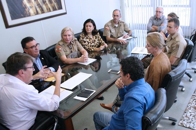 Reunião em Florianópolis para tratar da implementação do Colégio Militar em Joinville Reunião em Florianópolis para tratar da implementação do Colégio Militar em Joinville