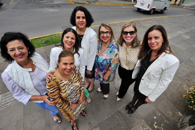 SANTA MARIA,RS, BRASIL. 22/09/2017.As 7 secretarias do Jorge Pozzobom. Nomes: Marta Zanella, Lucia Madruga, Liliane Mello Duarte, Sandra Rebelato, Rossana Schuch Boeira, Ângela Pisani, Verônica Antônio. O prefeito Jorge Pozzobom também aparece na foto. FOTO: GABRIEL HAESBAERT / NEWCO DSM SANTA MARIA,RS, BRASIL. 22/09/2017.As 7 secretarias do Jorge Pozzobom. Nomes: Marta Zanella, Lucia Madruga, Liliane Mello Duarte, Sandra Rebelato, Rossana Schuch Boeira, Ângela Pisani, Verônica Antônio. O prefeito Jorge Pozzobom também aparece na foto. FOTO: GABRIEL HAESBAERT / NEWCO DSM