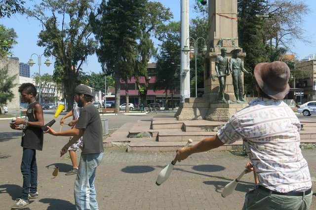 Um grupo de artistas de rua se reuniu no início da tarde desta sexta-feira em Joinville para realizar o que eles chamaram de aulão público de malabares em protesto às recentes afirmações do secretário de Assistência Social, Vagner Ferreira de Oliveira. Um grupo de artistas de rua se reuniu no início da tarde desta sexta-feira em Joinville para realizar o que eles chamaram de aulão público de malabares em protesto às recentes afirmações do secretário de Assistência Social, Vagner Ferreira de Oliveira.