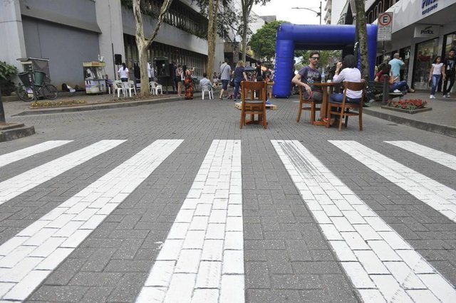 Rua XV de Novembro, no Centro de Blumenau teve o trânsito bloqueado para veículos no sábado. A via recebeu o evento Primavera na XV, promovido pelo Sindicato do Comércio Varejista de Blumenau (Sindilojas). Rua XV de Novembro, no Centro de Blumenau teve o trânsito bloqueado para veículos no sábado. A via recebeu o evento Primavera na XV, promovido pelo Sindicato do Comércio Varejista de Blumenau (Sindilojas).