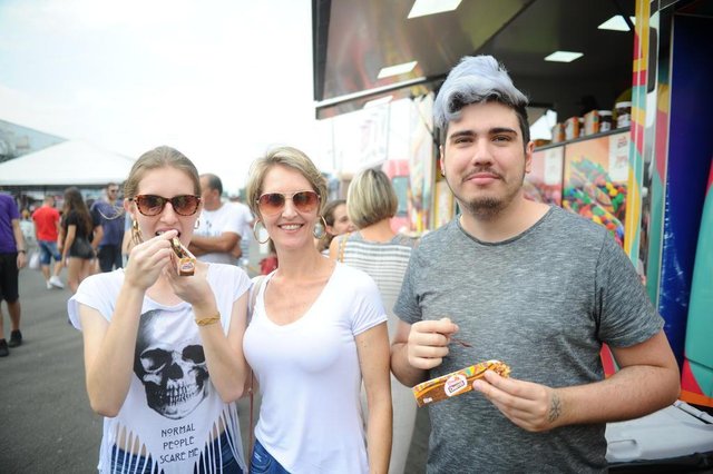 JOINVILLE, SC, BRASIL (23-09-2017) - Larisa (E), Silvana e Fellipe durante o primeiro festival de churros de Santa Catarina na Expoville. (Foto: Maykon Lammerhirt, A Notícia) JOINVILLE, SC, BRASIL (23-09-2017) - Larisa (E), Silvana e Fellipe durante o primeiro festival de churros de Santa Catarina na Expoville. (Foto: Maykon Lammerhirt, A Notícia)