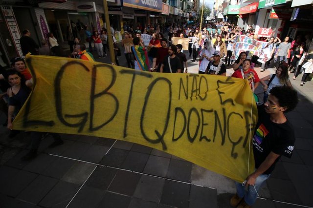  Manifestantes fazem protesto sobre a cura gay no centro da cidade.