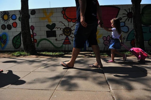 Santa Maria - RS - Brasil 21/09/2017A Promotoria Regional de Educação, por meio da promotora Rosangela Corrêa da Rosa, fez um uma série de reuniões em que se discutiu o enfrentamento da infrequência e do abandono escolar, com municípios da comarca de Santa Maria. Um dos dados do levantamento é o número da evasão escolar. A escola municipal Luizinho De Grandi está entre as 5 que mais registram casos de evasão em Santa Maria, contudo a promotoria salienta que este ranking é feito apenas com as instituições que utilizam a Ficai. Assim, outros colégios podem ter maior número de evasão, mas a promotoria não fica sabendo, pois, as escolas não fazem o registro. Santa Maria - RS - Brasil 21/09/2017A Promotoria Regional de Educação, por meio da promotora Rosangela Corrêa da Rosa, fez um uma série de reuniões em que se discutiu o enfrentamento da infrequência e do abandono escolar, com municípios da comarca de Santa Maria. Um dos dados do levantamento é o número da evasão escolar. A escola municipal Luizinho De Grandi está entre as 5 que mais registram casos de evasão em Santa Maria, contudo a promotoria salienta que este ranking é feito apenas com as instituições que utilizam a Ficai. Assim, outros colégios podem ter maior número de evasão, mas a promotoria não fica sabendo, pois, as escolas não fazem o registro.