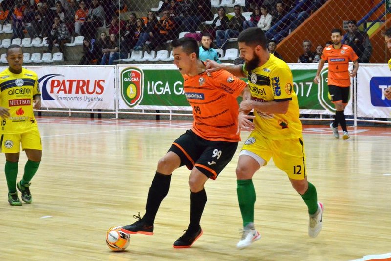 ACBF goleia Atcel por 7 a 0 na Liga Gaúcha de Futsal. na foto, pivô Fabinho