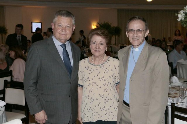 O prefeito Udo Döhler, com dona Léa e o bispo Dom Francisco Carlos Bach, na entrega da comenda Dom Gregório Warmeling O prefeito Udo Döhler, com dona Léa e o bispo Dom Francisco Carlos Bach, na entrega da comenda Dom Gregório Warmeling