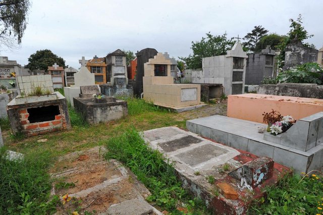  Santa Maria, RS, Brasil, 22/09/2017.Cemit&eacute;rio Ecum&ecirc;nico Municipal recebe melhorias da prefeitura, como ro&ccedil;ada e retirada de res&iacute;duos s&oacute;lidos. Mesmo assim, problemas s&atilde;o vis&iacute;veis. T&uacute;mulos est&atilde;o abertos e v&aacute;rias &aacute;reas continuam remetendo ao descaso.Indexador: GERMANO RORATO