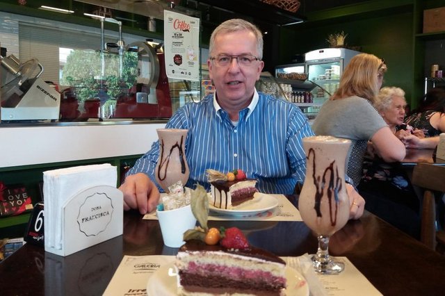 Álvaro Cauduro, aproveitando as delícias do evento que vai até o final do mês em Joinville. Ele provou o cardápio do Dona Francisca Emporium e Café. O evento é uma parceria do AN com cinco cafeterias de Joinville que oferecem um combo especial com preço único de R$ 14,90 Álvaro Cauduro, aproveitando as delícias do evento que vai até o final do mês em Joinville. Ele provou o cardápio do Dona Francisca Emporium e Café. O evento é uma parceria do AN com cinco cafeterias de Joinville que oferecem um combo especial com preço único de R$ 14,90