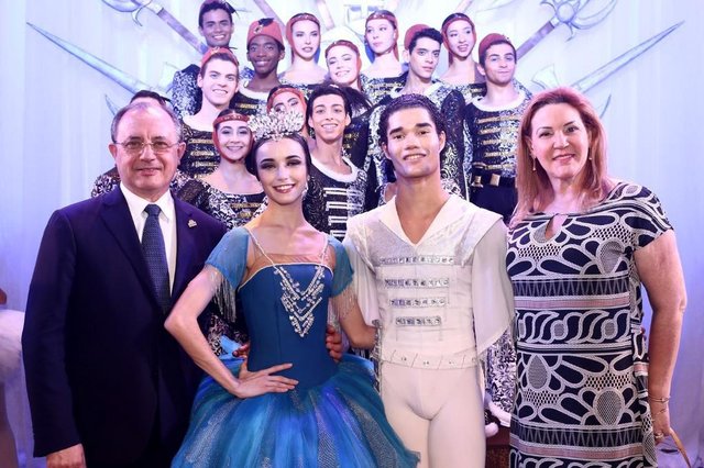 O espetáculo Gala Bolshoi lotou, mais uma vez, o Teatro Juarez Machado em Joinville. No mês de setembro, o evento teve apoio do IOT, empresa amiga do Bolshoi há 17 anos. Um de seus sócios, Valdir Steglich, acompanhado de sua esposa Eoda, prestigiaram o evento e comemoraram esta parceria de sucesso, já que Valdir é também presidente da Escola do Teatro Bolshoi no Brasil, onde presta seus serviços em prol da arte voluntariamente. O espetáculo Gala Bolshoi lotou, mais uma vez, o Teatro Juarez Machado em Joinville. No mês de setembro, o evento teve apoio do IOT, empresa amiga do Bolshoi há 17 anos. Um de seus sócios, Valdir Steglich, acompanhado de sua esposa Eoda, prestigiaram o evento e comemoraram esta parceria de sucesso, já que Valdir é também presidente da Escola do Teatro Bolshoi no Brasil, onde presta seus serviços em prol da arte voluntariamente.