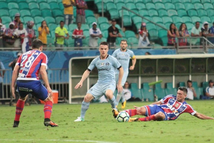 SALVADOR, BA - 24.09.2017: BAHIA X GRÊMIO - Ramiro jogador do Grêmio em lance de jogo durante Bahia x Grêmio realizado neste Domingo (24) partida valida pela 25ª rodada do Campeonato Brasileiro 2017 realizado na Arena Fonte Nova em Salvador, BA. (Foto: Tiago Caldas/Fotoarena/Lancepress!) SALVADOR, BA - 24.09.2017: BAHIA X GRÊMIO - Ramiro jogador do Grêmio em lance de jogo durante Bahia x Grêmio realizado neste Domingo (24) partida valida pela 25ª rodada do Campeonato Brasileiro 2017 realizado na Arena Fonte Nova em Salvador, BA. (Foto: Tiago Caldas/Fotoarena/Lancepress!)