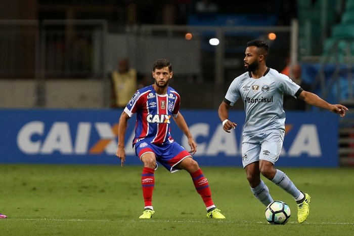 Bahia e Grêmio se enfretam na Arena Fonte Nova pela 25ª rodada do Brasileirão. No lance, Fernandinho Bahia e Grêmio se enfretam na Arena Fonte Nova pela 25ª rodada do Brasileirão. No lance, Fernandinho