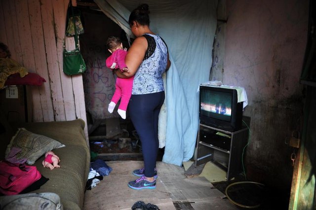 Santa Maria - RS - BRASIL 19/09/2017o Bairro Chácara das Flores, os moradores reclamam que a sanga da Rua La Paz transborda em dias de chuva e invade as casas da rua, além disso, a prefeitura realocou os moradores do terreno em frente para construir uma praça ao bairro, o que não aconteceu e agora os moradores despejam seus lixos no local. CASE: Josiane da Silva Rodrigues (estava com uma blusa branca e com a bebê no colo); Clarice Maria Tavares (estava com uma regata azul florida, uma senhora) Santa Maria - RS - BRASIL 19/09/2017o Bairro Chácara das Flores, os moradores reclamam que a sanga da Rua La Paz transborda em dias de chuva e invade as casas da rua, além disso, a prefeitura realocou os moradores do terreno em frente para construir uma praça ao bairro, o que não aconteceu e agora os moradores despejam seus lixos no local. CASE: Josiane da Silva Rodrigues (estava com uma blusa branca e com a bebê no colo); Clarice Maria Tavares (estava com uma regata azul florida, uma senhora)