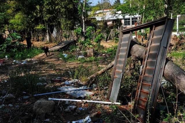 Santa Maria - RS - BRASIL 19/09/2017o Bairro Chácara das Flores, os moradores reclamam que a sanga da Rua La Paz transborda em dias de chuva e invade as casas da rua, além disso, a prefeitura realocou os moradores do terreno em frente para construir uma praça ao bairro, o que não aconteceu e agora os moradores despejam seus lixos no local. CASE: Josiane da Silva Rodrigues (estava com uma blusa branca e com a bebê no colo); Clarice Maria Tavares (estava com uma regata azul florida, uma senhora) Santa Maria - RS - BRASIL 19/09/2017o Bairro Chácara das Flores, os moradores reclamam que a sanga da Rua La Paz transborda em dias de chuva e invade as casas da rua, além disso, a prefeitura realocou os moradores do terreno em frente para construir uma praça ao bairro, o que não aconteceu e agora os moradores despejam seus lixos no local. CASE: Josiane da Silva Rodrigues (estava com uma blusa branca e com a bebê no colo); Clarice Maria Tavares (estava com uma regata azul florida, uma senhora)