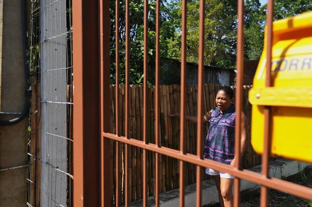 Santa Maria - RS - BRASIL 19/09/2017o Bairro Chácara das Flores, os moradores reclamam que a sanga da Rua La Paz transborda em dias de chuva e invade as casas da rua, além disso, a prefeitura realocou os moradores do terreno em frente para construir uma praça ao bairro, o que não aconteceu e agora os moradores despejam seus lixos no local. CASE: Josiane da Silva Rodrigues (estava com uma blusa branca e com a bebê no colo); Clarice Maria Tavares (estava com uma regata azul florida, uma senhora) Santa Maria - RS - BRASIL 19/09/2017o Bairro Chácara das Flores, os moradores reclamam que a sanga da Rua La Paz transborda em dias de chuva e invade as casas da rua, além disso, a prefeitura realocou os moradores do terreno em frente para construir uma praça ao bairro, o que não aconteceu e agora os moradores despejam seus lixos no local. CASE: Josiane da Silva Rodrigues (estava com uma blusa branca e com a bebê no colo); Clarice Maria Tavares (estava com uma regata azul florida, uma senhora)