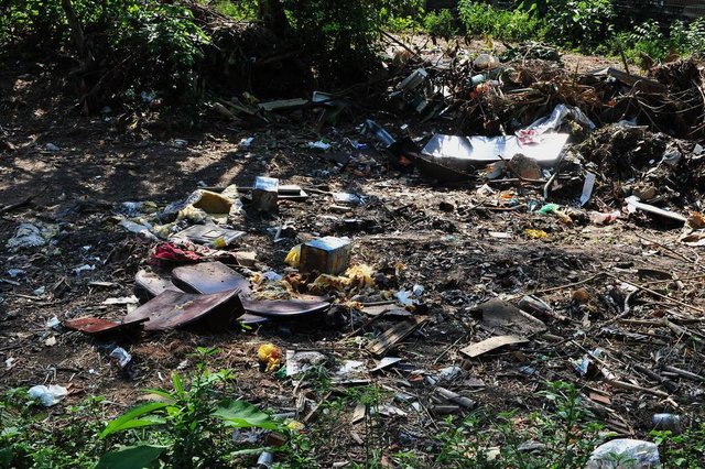Santa Maria - RS - BRASIL 19/09/2017o Bairro Chácara das Flores, os moradores reclamam que a sanga da Rua La Paz transborda em dias de chuva e invade as casas da rua, além disso, a prefeitura realocou os moradores do terreno em frente para construir uma praça ao bairro, o que não aconteceu e agora os moradores despejam seus lixos no local. CASE: Josiane da Silva Rodrigues (estava com uma blusa branca e com a bebê no colo); Clarice Maria Tavares (estava com uma regata azul florida, uma senhora) Santa Maria - RS - BRASIL 19/09/2017o Bairro Chácara das Flores, os moradores reclamam que a sanga da Rua La Paz transborda em dias de chuva e invade as casas da rua, além disso, a prefeitura realocou os moradores do terreno em frente para construir uma praça ao bairro, o que não aconteceu e agora os moradores despejam seus lixos no local. CASE: Josiane da Silva Rodrigues (estava com uma blusa branca e com a bebê no colo); Clarice Maria Tavares (estava com uma regata azul florida, uma senhora)