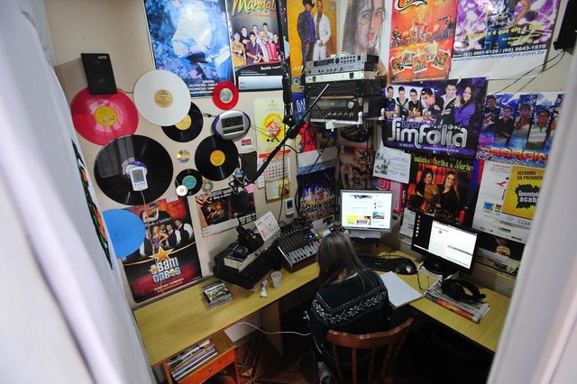  SANTA MARIA, RS, BRASIL. 19/09/2017.Case: Paulo Roberto Aguiar Rodrigues (r&Aacute;DIO cARA&Iacute;)Pauta: O que a r&aacute;dio comunit&aacute;ria faz pela comunidade.FOTO: GABRIEL HAESBAERT / NEWCO DSM