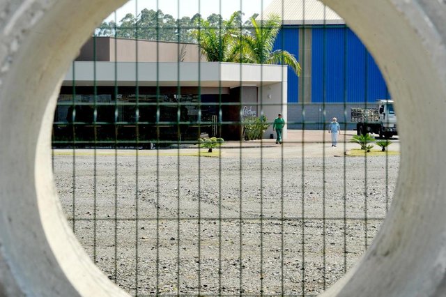  JOINVILLE,SC,BRASIL,17-10-2016.Em decisão divulgada na quinta-feira, a 2ª Vara da Fazenda Pública de Joinville derrubou liminar de 2014 e considerou improcedente a ação contra o funcionamento do crematório instalado na Santos Dumont.Empresa terceirizada já faz limpeza do local.(Foto:Salmo Duarte/Agência RBS,Geral)