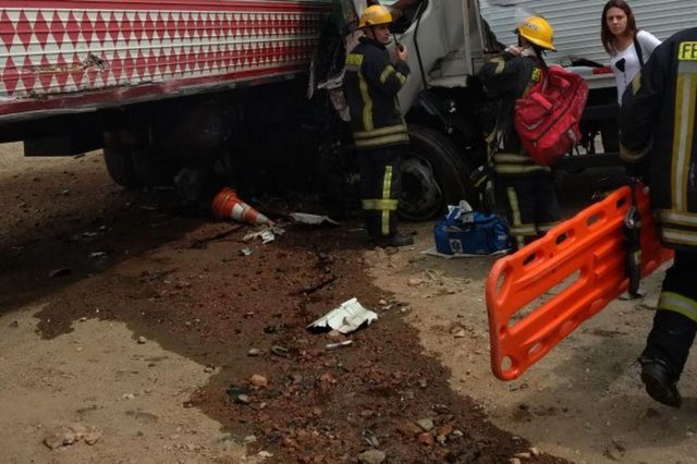 acidente na br-470 com 3 caminhões em indaial acidente na br-470 com 3 caminhões em indaial