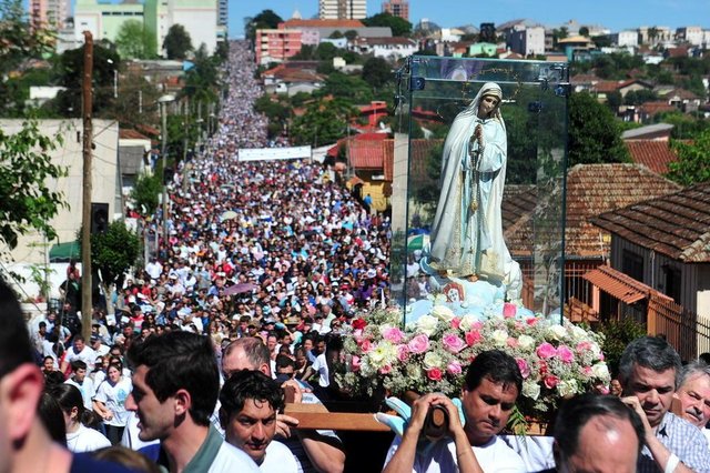  61&ordf; Romaria de F&aacute;tima, em Cruz AltaMais de 100 mil pessoas participaram da 61&ordf; Romaria de F&aacute;tima, em Cruz Alta, neste domingo. A prociss&atilde;o sai da Igreja Matriz do Divino Esp&iacute;rito Santo rumo ao Monumento de Nossa Senhora, onde o bispo Dom Frederico Haimler rezou missa campal