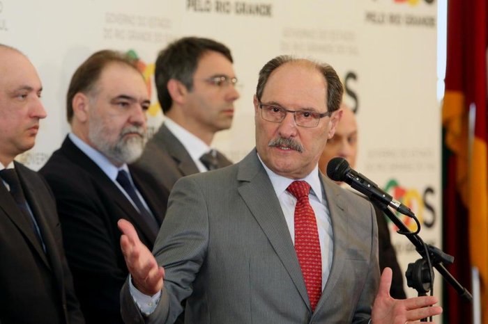 PORTO ALEGRE, RS, BRASIL 25.09.2017: O governador José Ivo Sartori fez um pronunciamento nesta segunda-feira (25), no Salão Negrinho do Pastoreio do Palácio Piratini, sobre a situação da folha de pagamento do funcionalismo público do Estado. Ele esteve acompanhado do procurador-geral do Estado, Euzébio Ruschel; do secretário da Fazenda, Giovani Feltes; e dos secretários da Coordenação de Governo, Carlos Búrigo, Fábio Branco e Cleber Benevgnú. Foto: Luiz Chaves/Palácio Piratini PORTO ALEGRE, RS, BRASIL 25.09.2017: O governador José Ivo Sartori fez um pronunciamento nesta segunda-feira (25), no Salão Negrinho do Pastoreio do Palácio Piratini, sobre a situação da folha de pagamento do funcionalismo público do Estado. Ele esteve acompanhado do procurador-geral do Estado, Euzébio Ruschel; do secretário da Fazenda, Giovani Feltes; e dos secretários da Coordenação de Governo, Carlos Búrigo, Fábio Branco e Cleber Benevgnú. Foto: Luiz Chaves/Palácio Piratini