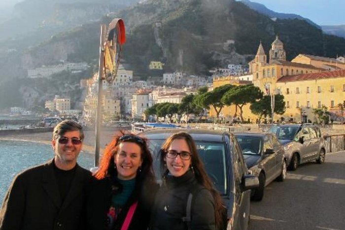 Amalfi é uma cidade lindíssima, rica em história e monumentos e cheia de construções peculiares, cujas cores contrastam com o azul do mar e o verde da montanha. Um ótimo lugar para se perder nas ruelas e descansar bebendo um limoncello!
Vera Girardi, Osvaldo Coelho e Marília Zorzato
De Porto Alegre, em fevereiro de 2015 Amalfi é uma cidade lindíssima, rica em história e monumentos e cheia de construções peculiares, cujas cores contrastam com o azul do mar e o verde da montanha. Um ótimo lugar para se perder nas ruelas e descansar bebendo um limoncello!
Vera Girardi, Osvaldo Coelho e Marília Zorzato
De Porto Alegre, em fevereiro de 2015