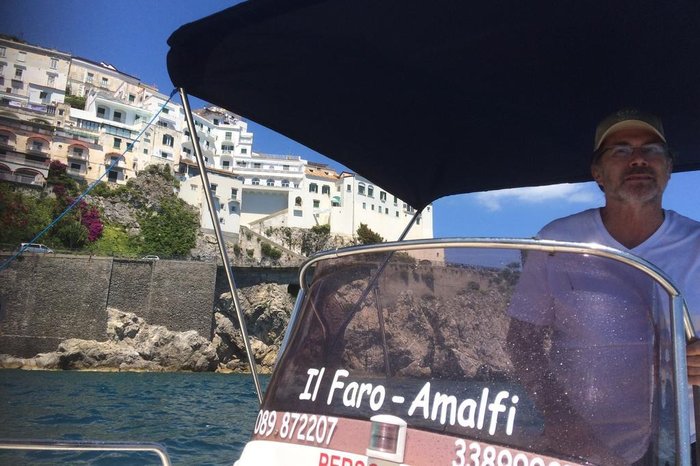 Uma maneira muito especial de curtir a Costa Amalfitana é locar um barco, o que é permitido sem exigência de carteira náutica, e fazer um passeio de Maiori até Positano, passando por Ravello, Amalfi, Conca dei Marini, Furore e Praiano. A visão do mar para a costa é encantadora, um dos prazeres visuais mais intensos que já experimentei. Não custa mais do que 120 euros e é simplesmente inesquecível. Lembrado, também, que é o paraíso do Limoncello (licor de casca de limão siciliano), melhor licor que os deuses criaram.
Luiz Gomes
De Porto Alegre, em julho de 2016
Uma maneira muito especial de curtir a Costa Amalfitana é locar um barco, o que é permitido sem exigência de carteira náutica, e fazer um passeio de Maiori até Positano, passando por Ravello, Amalfi, Conca dei Marini, Furore e Praiano. A visão do mar para a costa é encantadora, um dos prazeres visuais mais intensos que já experimentei. Não custa mais do que 120 euros e é simplesmente inesquecível. Lembrado, também, que é o paraíso do Limoncello (licor de casca de limão siciliano), melhor licor que os deuses criaram.
Luiz Gomes
De Porto Alegre, em julho de 2016