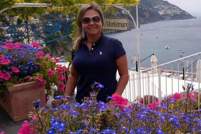 Andar pelas ruelas de Positano é um passeio imperdível para quem vai à Costa Amalfitana. O visitante contempla casinhas coloridas penduradas nos penhascos e lindas flores que adornam jardins e calçadas da cidade à beira-mar, até chegar à praia. Sem dúvida, uma das mais belas paisagens da costa italiana.
Sandra Pinzon Gaspareto
De Guaíba, em junho de 2016 Andar pelas ruelas de Positano é um passeio imperdível para quem vai à Costa Amalfitana. O visitante contempla casinhas coloridas penduradas nos penhascos e lindas flores que adornam jardins e calçadas da cidade à beira-mar, até chegar à praia. Sem dúvida, uma das mais belas paisagens da costa italiana.
Sandra Pinzon Gaspareto
De Guaíba, em junho de 2016