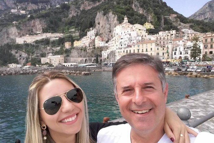 Caminhar pelas vielas de Amalfi é uma viagem no tempo e uma oportunidade para apreciar lindas paisagens e deliciar-se com a gastronomia local. Esta foto foi tirada na praia, no centro, de onde partem ônibus e barcas para sair e chegar à comuna.
Fernanda Ziegler e Angelo Kvitko
De Porto Alegre, em maio de 2016 Caminhar pelas vielas de Amalfi é uma viagem no tempo e uma oportunidade para apreciar lindas paisagens e deliciar-se com a gastronomia local. Esta foto foi tirada na praia, no centro, de onde partem ônibus e barcas para sair e chegar à comuna.
Fernanda Ziegler e Angelo Kvitko
De Porto Alegre, em maio de 2016