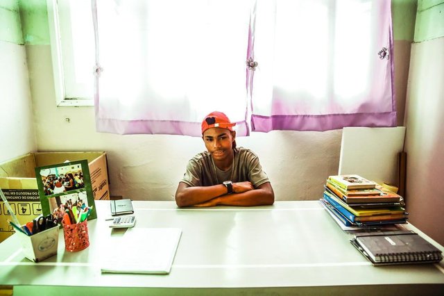 FLORIANOPOLIS, SC, BRASIL: Comunidade da Chico Mendes ganha sala do EJA dentro da ONG Geração da Chico. Mateus Jacinto dos Santos, 17 anos (Foto: Diorgenes Pandini/Dário Catarinense) FLORIANOPOLIS, SC, BRASIL: Comunidade da Chico Mendes ganha sala do EJA dentro da ONG Geração da Chico. Mateus Jacinto dos Santos, 17 anos (Foto: Diorgenes Pandini/Dário Catarinense)