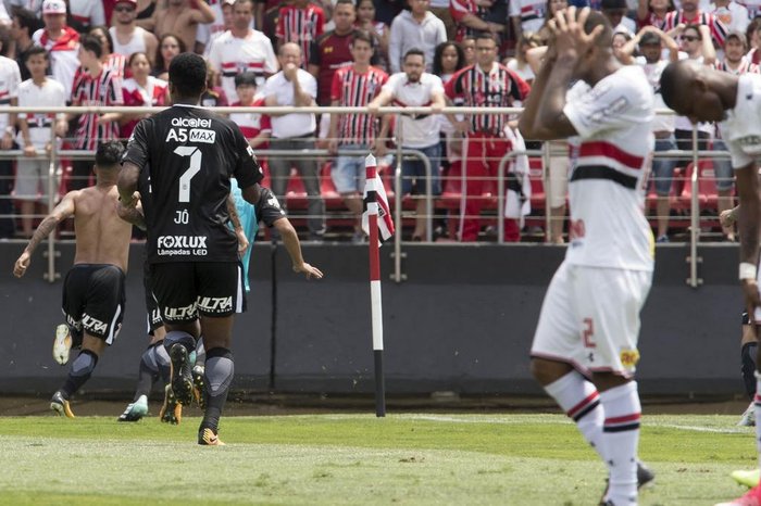 durante o jogo entre Sao Paulo/SP x Corinthians/SP realizado esta tarde no Morumbi, valido pela 25a. rodada do Campeonato Brasileiro de 2017. Juiz: WAGNER DO NASCIMENTO MAGALHAES. Sao Paulo/SP/Brasil - 24/09/2017. Foto: © Daniel Augusto Jr. / Ag. Corinthians durante o jogo entre Sao Paulo/SP x Corinthians/SP realizado esta tarde no Morumbi, valido pela 25a. rodada do Campeonato Brasileiro de 2017. Juiz: WAGNER DO NASCIMENTO MAGALHAES. Sao Paulo/SP/Brasil - 24/09/2017. Foto: © Daniel Augusto Jr. / Ag. Corinthians