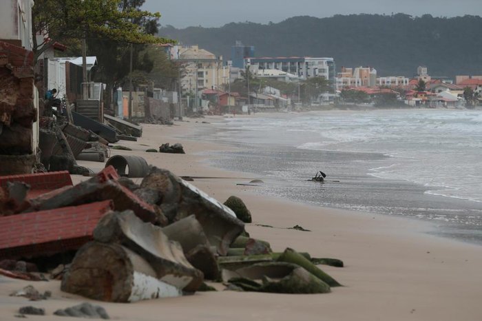 FLORIANÓPOLIS, SC, BRASIL, 25/09/2017: Estragos da Maré. Na foto: Ingleses (Foto: CRISTIANO ESTRELA / DIÁRIO CATARINENSE)
FLORIANÓPOLIS, SC, BRASIL, 25/09/2017: Estragos da Maré. Na foto: Ingleses (Foto: CRISTIANO ESTRELA / DIÁRIO CATARINENSE)