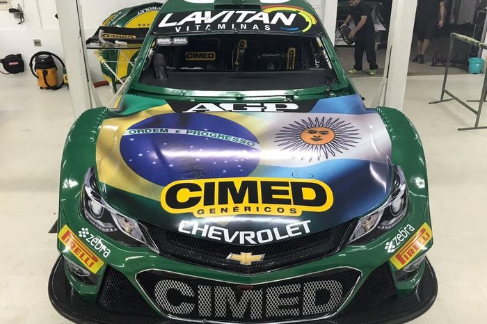 A Stock Car desembarca neste final de semana (30/9 e 1º/10) na Argentina para uma etapa histórica: a principal categoria do automobilismo brasileiro volta a fazer uma prova internacional depois de um hiato de 10 anos. Foi justamente em 2007, também no Autódromo Oscar Alfredo Gálvez em Buenos Aires, onde a Stock correu pela última vez fora do Brasil.
Os quatro carros da atual equipe bicampeã da categoria por pilotos e por equipes terão uma pintura especial nesta prova, trazendo as bandeiras de Brasil e Argentina lado a lado no capô, simbolizando a união de brasileiros e argentinos na paixão pelo esporte a motor.
A Stock Car desembarca neste final de semana (30/9 e 1º/10) na Argentina para uma etapa histórica: a principal categoria do automobilismo brasileiro volta a fazer uma prova internacional depois de um hiato de 10 anos. Foi justamente em 2007, também no Autódromo Oscar Alfredo Gálvez em Buenos Aires, onde a Stock correu pela última vez fora do Brasil.
Os quatro carros da atual equipe bicampeã da categoria por pilotos e por equipes terão uma pintura especial nesta prova, trazendo as bandeiras de Brasil e Argentina lado a lado no capô, simbolizando a união de brasileiros e argentinos na paixão pelo esporte a motor.