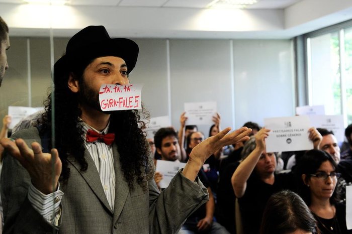 A Comissão de Constituição e Justiça (CCJ) da Câmara de Vereadores de Porto Alegre realizou , na manhã desta terça-feira (26) , uma reunião para debater o projeto de Lei 124/16 , chamado de Escola Sem Partido. Professores e representantes de entidades contrárias à proposta fizeram um protesto silencioso. A Comissão de Constituição e Justiça (CCJ) da Câmara de Vereadores de Porto Alegre realizou , na manhã desta terça-feira (26) , uma reunião para debater o projeto de Lei 124/16 , chamado de Escola Sem Partido. Professores e representantes de entidades contrárias à proposta fizeram um protesto silencioso.