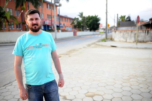 JOINVILLE, SC, BRASIL (26-09-2017) - Anderson Tochetto morador da Rua João Carlos Gomes de Oliveira. (Foto: Maykon Lammerhirt, A Notícia) JOINVILLE, SC, BRASIL (26-09-2017) - Anderson Tochetto morador da Rua João Carlos Gomes de Oliveira. (Foto: Maykon Lammerhirt, A Notícia)