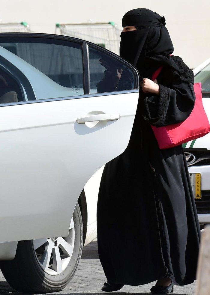 A Saudi woman gets into a taxi at a mall in Riyadh as a grassroots campaign planned to call for an end to the driving ban for women in Saudi Arabia on October 26, 2014. Amnesty International is calling on the Saudi Arabian authorities to respect the right of women to defy the ban by driving this weekend and to end the harassment of supporters of the campaign. AFP PHOTO/FAYEZ NURELDINE / AFP PHOTO / FAYEZ NURELDINE
Editoria: HUM
Local: Riyadh
Indexador: FAYEZ NURELDINE
Secao: society
Fonte: AFP
Fotógrafo: STR
A Saudi woman gets into a taxi at a mall in Riyadh as a grassroots campaign planned to call for an end to the driving ban for women in Saudi Arabia on October 26, 2014. Amnesty International is calling on the Saudi Arabian authorities to respect the right of women to defy the ban by driving this weekend and to end the harassment of supporters of the campaign. AFP PHOTO/FAYEZ NURELDINE / AFP PHOTO / FAYEZ NURELDINE
Editoria: HUM
Local: Riyadh
Indexador: FAYEZ NURELDINE
Secao: society
Fonte: AFP
Fotógrafo: STR